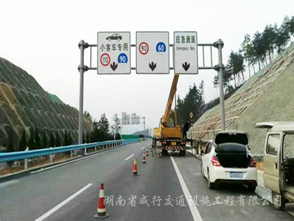 懸臂式標(biāo)志桿